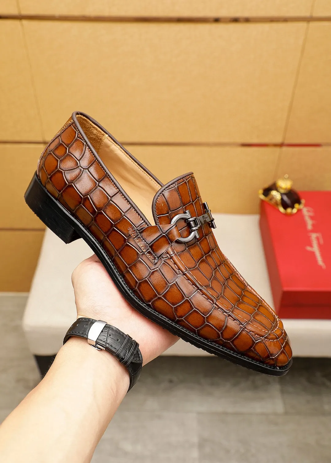 Men's shoes 💰460 💐 Product trademark: Ferragamo "Ferragamo" casual leather shoes Regular size: 38-44 (45.46🉑️customized) Product materials: Selected imported first-layer open-edge beaded cowhide floral upper + luxury hardware buckle, imported water-dyed cowhide leather lining. Strong three-dimensional visual effect, original outsole color: 2 colors available